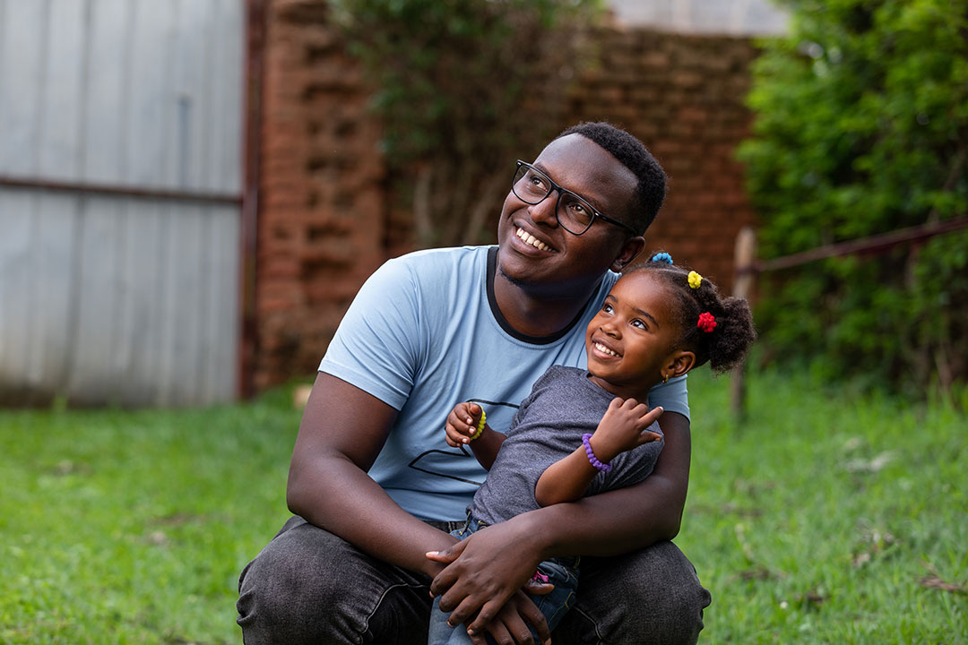  Olivier (29 ans) tenant dans ses bras sa fille Krystal (4 ans) à leur domicile situé à Kigali au Rwanda. Crédit: Gavi/2023/Isaac Nkinzingabo RUDAKUBANA