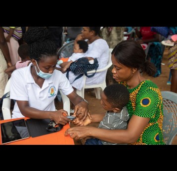 L'identification biométrique d'une mère est collectée dans une nouvelle base de données informatisée lors d'un bilan de santé communautaire et d'une vaccination à Akosombo dans la région orientale du Ghana, le 28 avril 2022. Gavi/2022/Nipah Dennis