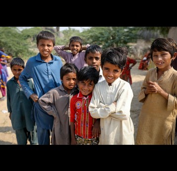 Jeunes garçons dans le village de Marno Vena, district de Tharparkar, Province du Sindh, au Pakistan. Gavi/2021/Asad Zaidi 