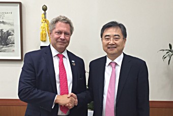 South Korea: Gavi CEO Seth Berkley and Republic of Korea's 2nd Vice Minister for External Affairs Cho Hyun