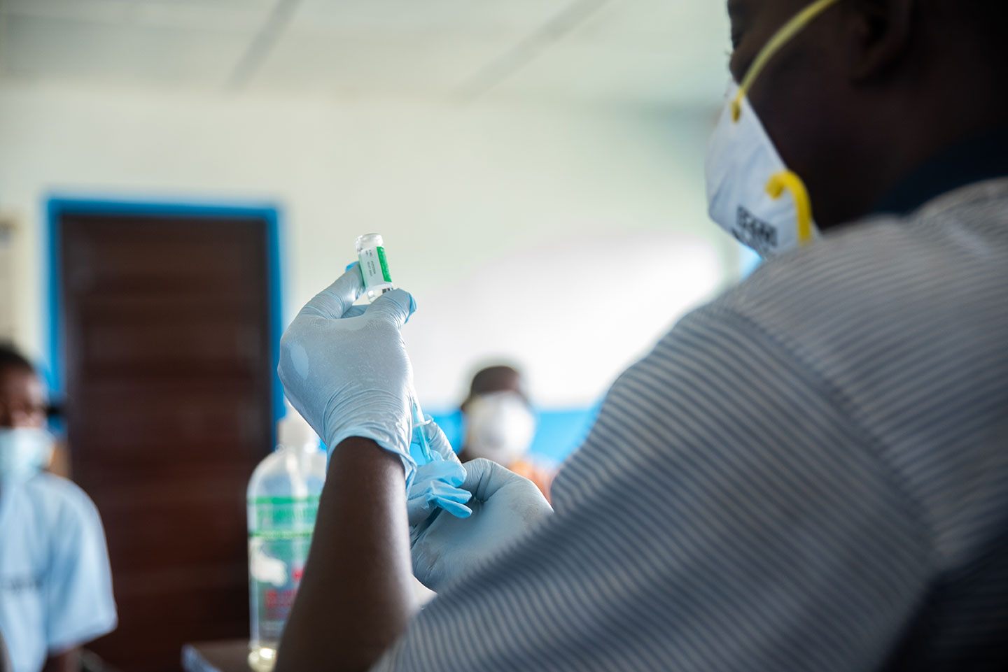 A health worker prepares a COVID-19 vaccine in Liberia – Credit: Last Mile Health