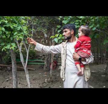  Rani, 23 ans, vit dans le village de Turbidi, province de Parwan, en Afghanistan. Sa fille Tahmina, âgée de 11 mois, a été vaccinée contre la diphtérie, le tétanos et la polio. Gavi/2023/Oriane Zerah