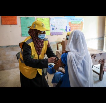 Un vaccinateur administre une injection contre la rougeole et la rubéole lors d'une campagne nationale au Pakistan. Crédit : Gavi/2021/Asad Zaidi