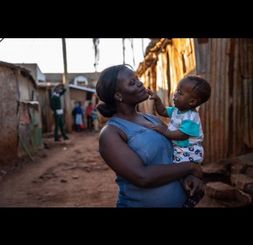 Les quatre enfants de Béatrice Otieno, âgés de 16, 13, 7 et 8 mois, ont pu recevoir différents vaccins vitaux tels que le BCG, le vaccin antipoliomyélitique inactivé et le vaccin contre la rougeole, entre autres. Crédit : Gavi/2023/Kelvin Juma