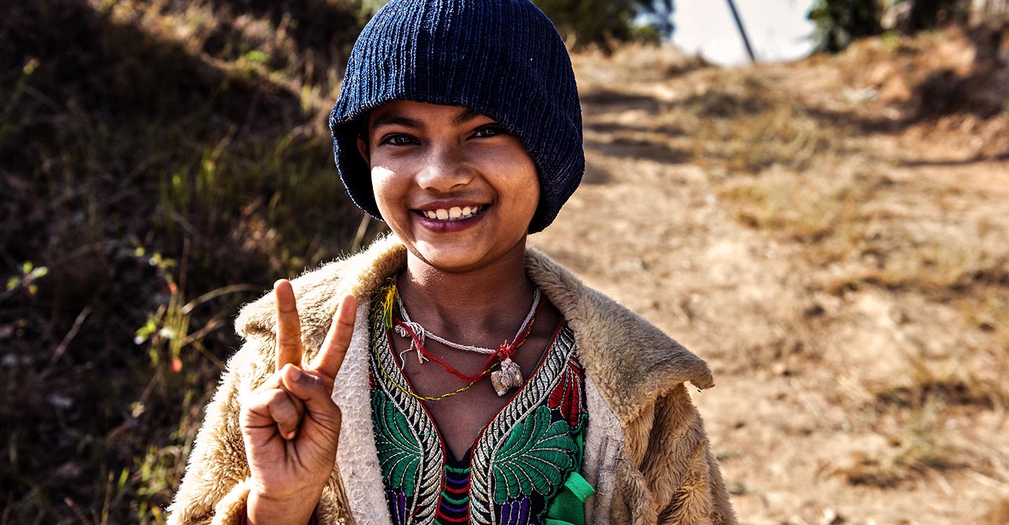 Fille au Népal faisant le signe de la paix
