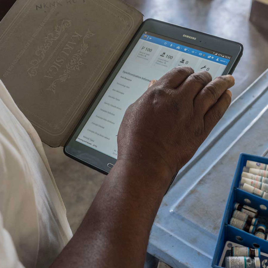 Le système sur tablette à l'essai dans 1 279 centres de santé en Tanzanie.    Crédit photo: Gavi/2018/Hervé Lequeux