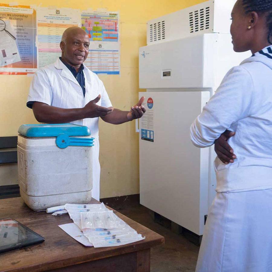 Le système EIR aide Bakari Shemagembe à suivre le nombre de vaccins en stock. Crédit photo: Gavi/2018/Hervé Lequeux