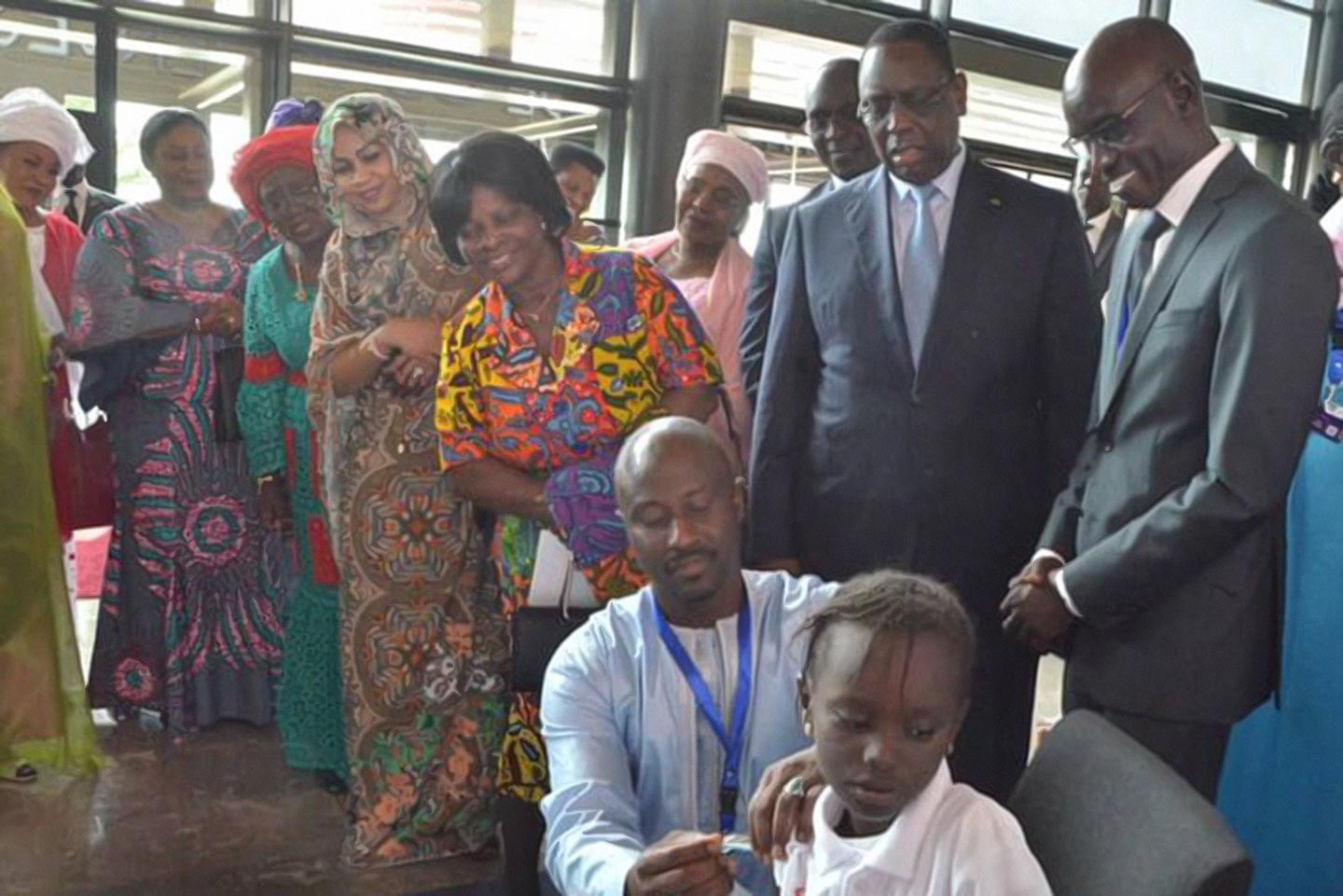 The president of Senegal attends the first HPV vaccination during a high-level event. Credit : MSAS