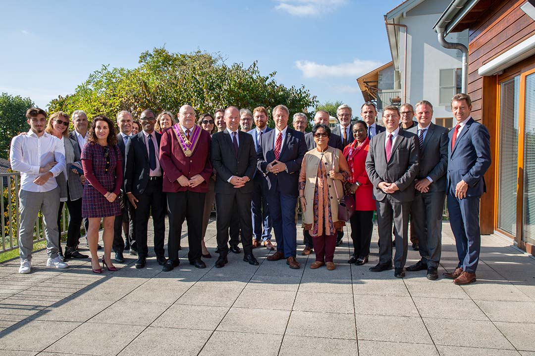 Group photo of attendees of the Vigne des Nations ceremony on 11 October 2021, including Gavi senior leadership, President of the Geneva State Council Serge Dal Busco, Geneva State Councillor Mauro Poggia, and Mayor Gilbert Vonlanthen of the Commune of Bernex