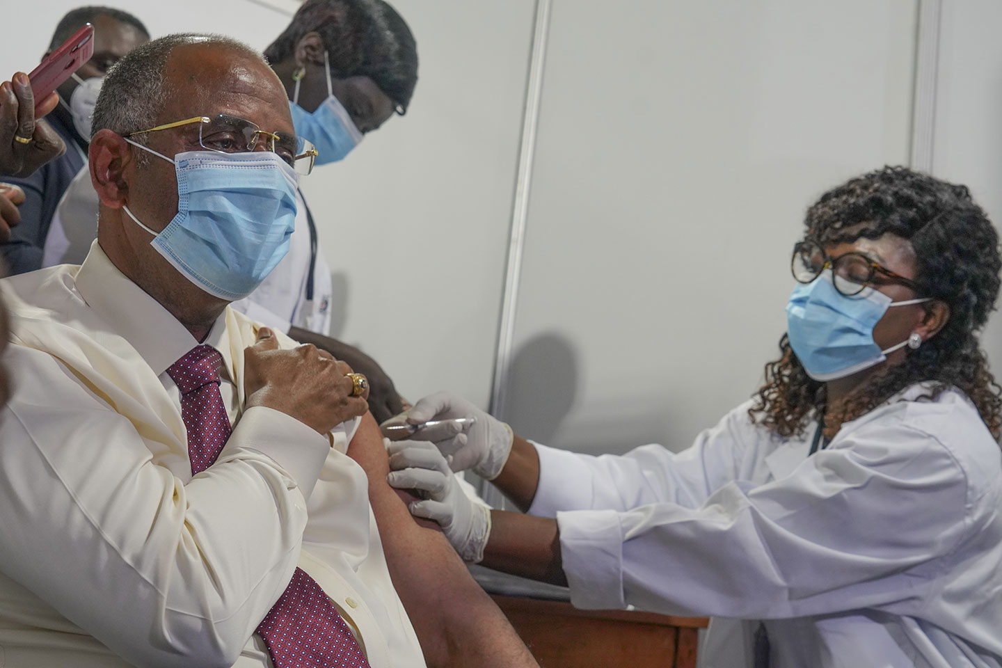 Setting an important example that the vaccine is safe and effective, Patrick Achi, Chief of Staff to the President of Côte d’Ivoire, becomes the first person to receive a COVAX vaccine at the launch of the nation’s COVID-19 vaccination campaign at the Abidjan Parc des Sports. Gavi/2021