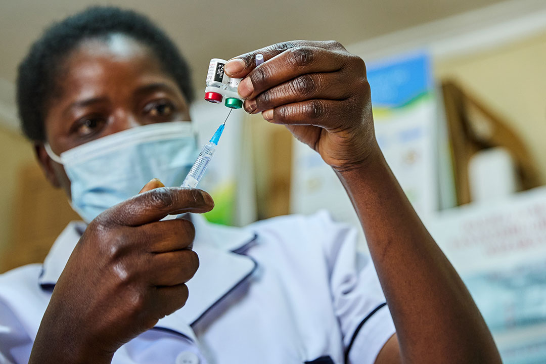L'infirmière Janet Wanyama se prépare à vacciner un enfant contre le paludisme à l'hôpital du comté de Malava, à Kakamega, au Kenya. Crédit : Gavi/2021/White Rhino Films-Lameck Orina