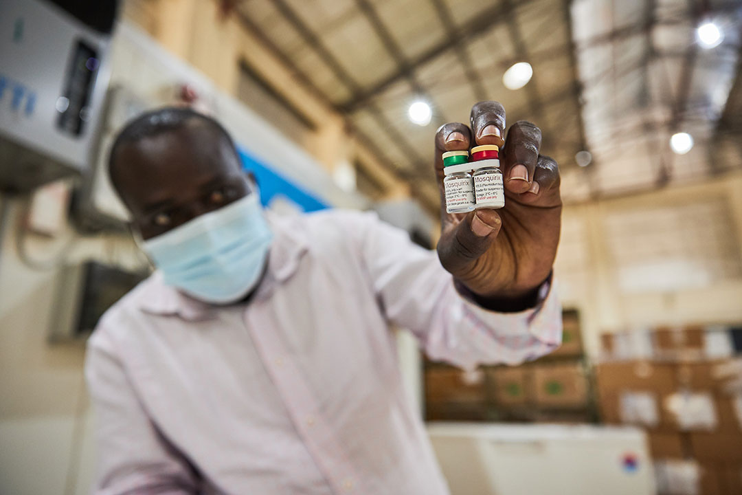 85 / 5,000 Translation results Flacons contenant le vaccin contre le paludisme Mosquirix au dépôt régional de vaccins de Kisumu, au Kenya. Gavi/2021/White Rhino Films-Lameck Orina
