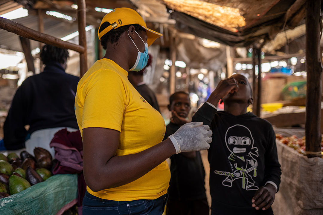 Une bénévole en santé communautaire de l'hôpital du sous-comté de Kitengela fait la promotion et la sensibilisation sur l'importance de la vaccination contre le choléra au sein de la communauté de Kitengela. Gavi/2023/Kelvin Juma