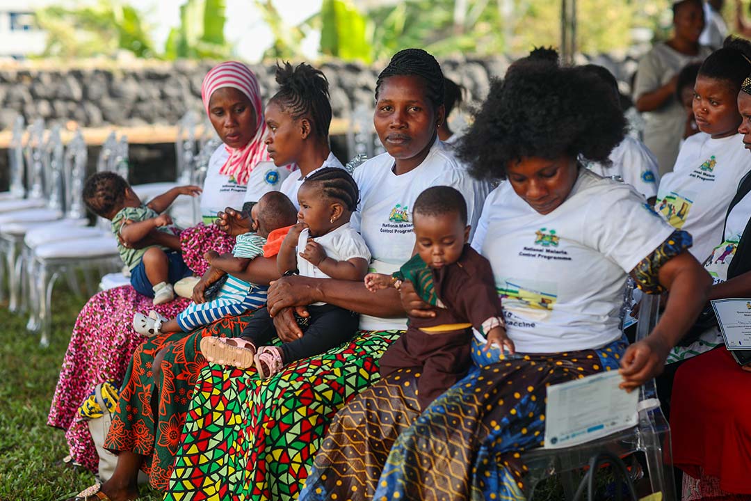 En Sierra Leone, les premières doses ont été administrées aux enfants dans un centre de santé de la zone rurale de l'Ouest, où les autorités ont lancé le déploiement de 550 000 doses de vaccin. Le vaccin sera ensuite distribué dans les établissements de santé à travers le pays. Gavi/Dominique Fofanah