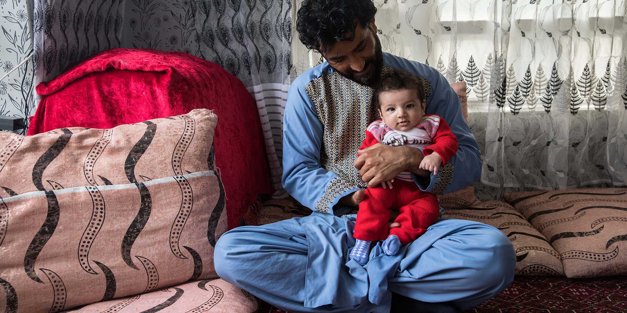 Ajmal Sediqqi, 37 ans, vit à Kaboul, en Afghanistan, et est père de 3 enfants. Il possède une épicerie. Lui et sa femme ont été vaccinés contre le COVID-19. Tous ses enfants ont été vaccinés contre le DTC et la polio. "Les vaccins protègent des maladies." Arkan, 3 mois, a reçu une première dose trois jours plus tôt. Gavi/2023/Oriane Zerah