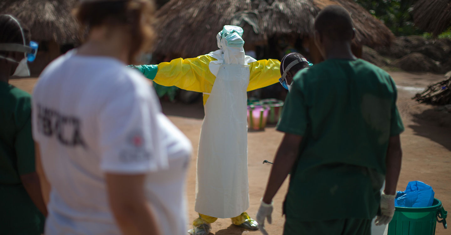 Les agents de la santé portent un équipement de protection complet en Guinée lors de l'épidémie d'Ebola en Afrique de l'Ouest de 2014-2016. Crédit : Sean Hawkey