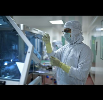 Technician holding COVID-19 vaccine at The Serum Institute of India Ltd (SII). Production of the Oxford University/AstraZeneca coronavirus vaccine at the Serum Institute of India (SII). The vaccine is produced for mid and low-income countries.