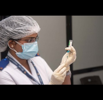 Un travailleur médical prépare un vaccin pour les travailleurs de première ligne de l'hôpital Shatabdi