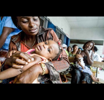 A mother and her child during a yellow fever vaccination campaign in the Democratic Republic of the Congo. Credit: GAVI/2008/Olivier Asselin.
