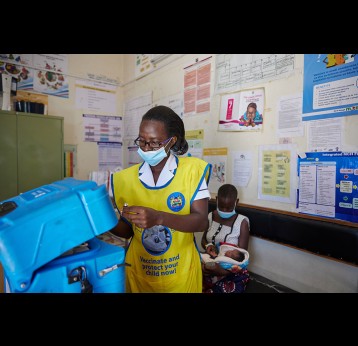 Emily Obuya, infirmière, récupère un flacon d'un porte-vaccins à l'hôpital du comté d'Ahero à Kisumu, au Kenya. Gavi/2021/White Rhino Films-Lameck Orina