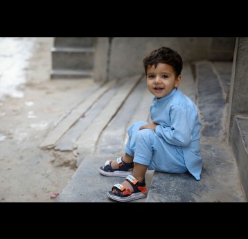 "Mon fils a récemment été vacciné contre la rougeole et la polio. Je suis heureux qu'il soit désormais en sécurité." Alamgir, père de Fazain, deux ans. Crédit : Gavi/2023/Asad Zaidi