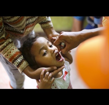 A child receives the polio vaccine in Dili, the capital of Timor-Leste. ©UNICEF Timor-Leste/Soares.