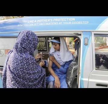 Karachi, Pakistan: health worker administers typhoid conjugate vaccine (TCV) to 13-year-old Laiba Ejaz – Gavi/2019/Asad Zaidi