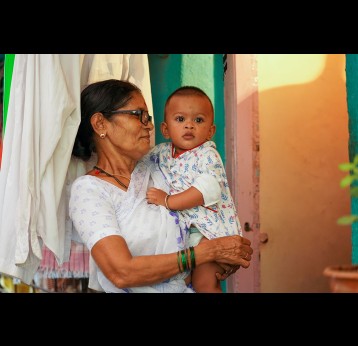 Une femme et un enfant chez eux à Mumbai. Gavi/2020