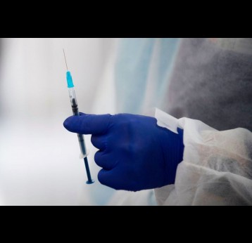 A nurse holds a dose of the Pfizer/BioNTech COVID-19 vaccine. Jorge Guerrero/AFP via Getty Images