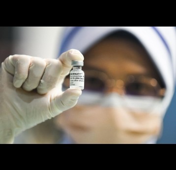 A nurse holding Pfizer BioNtech COVID-19 vaccine "comirnaty"
