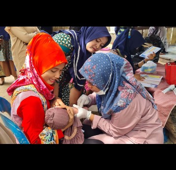 Muslim mothers vaccinating their kids in Galang, North Sumatra. Image credit: Dyna Rochmyaningsih