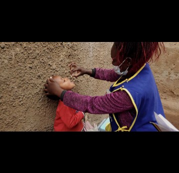Enfant recevant un vaccin oral contre la polio.