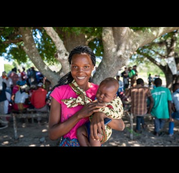 Une mère et son enfant lors d'une séance de sensibilisation à la santé communautaire dans une zone rurale au nord-ouest de Maputo, au Mozambique. Crédit : Gavi/2020/Svetlomir Slavtchev