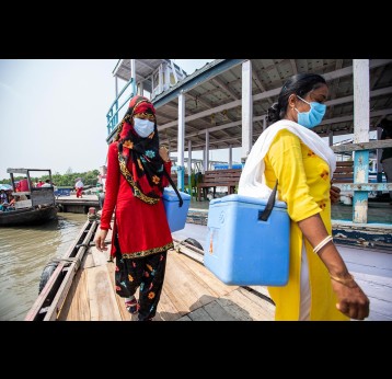 Nurses delivering Covishield Vaccinations to local vaccination points, in the Sundarbans, India. Gavi/2022/Benedikt v.Loebell