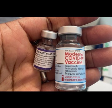 Vials of Moderna and Pfizer-BioNTech COVID-19 vaccines. Credit: Gavi/2021/DRC