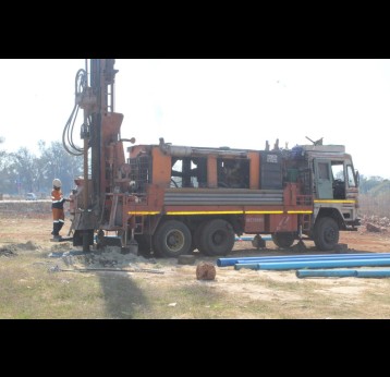 A borehole drilling rig in Harare's Kuwadzana suburb. Credit: Elia Ntali