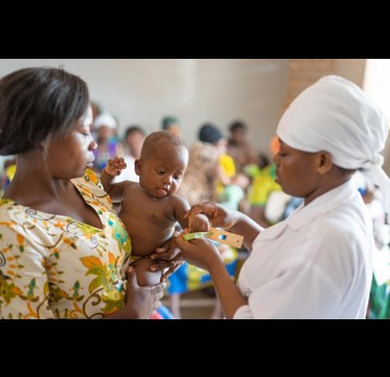 A meningococcal vaccination session in Burkina Faso in 2017. Credit: GAVI/2017/Juliette Bastin