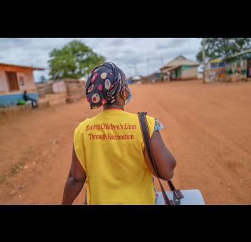 A volunteer health worker and her vaccine cooler box in Kotokuom, Ashanti region. Credit: ©UNICEF/ACQUAH
