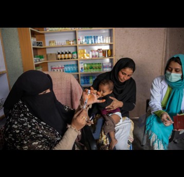  Fakhra, a female vaccinator, prepares pentavalent vaccine for Fakhra (zero-doze child) at the vaccination center in a slum in Islamabad. Credit: Gavi/2020/Asad Zaidi