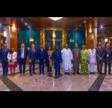 Son Excellence le Président Bola Ahmed Tinubu (au centre de la photo), et le Ministre de la Santé et du Bien-être social, Muhammad Ali Pate (sixième à droite), rencontrent la délégation de Gavi dirigée par Sania Nishtar (sixième à gauche). Crédit : Gouvernement du Nigeria