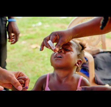 A child receives the polio vaccine in Sempoa in the Eastern Region on 8 October 2020. Credit: ©UNICEF/ANNANKRA