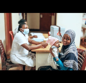Shanita amène son bébé à la clinique HOPE pour les vaccinations et pour tous les autres problèmes de santé. Les infirmières lui ont dit que son bébé se porte très bien. Shanita a choisi cette clinique car elle est proche de chez elle. Elle espère que la clinique continuera à offrir des services à son bébé dans le cadre du programme de vaccination. Gavi/2024/Jjumba Martin