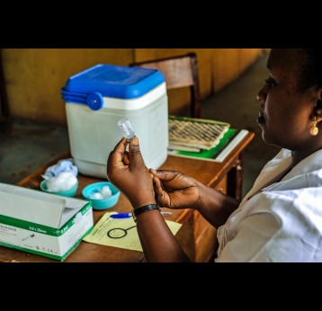 A nurse preparing a syringe with pentavalent vaccine in Nigeria. Credit: GAVI/2013/Adrian Brooks