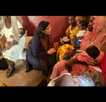 Sania Nishtar visite une session de vaccination en République centrafricaine lors de sa première visite dans un pays de mise en œuvre des programmes de Gavi. Crédit : Pascal Barollier/Gavi/2024