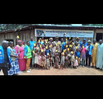 Les enfants du district de Djoum, dans le sud du Cameroun, brandissent leur carnet de vaccination après avoir reçu le vaccin contre la fièvre jaune. Crédit : Zok Medjo Garrick Lionel