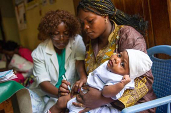 DRC: a nurse vaccinates a child