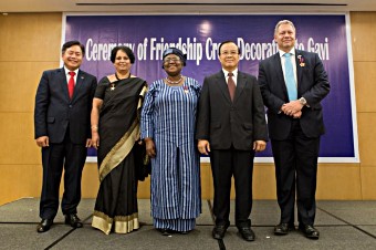 Anuradha Gupta, Ngozi Okonjo Iweala, Seth Berkley, Bounkong Syhavong and Somdy Duangby