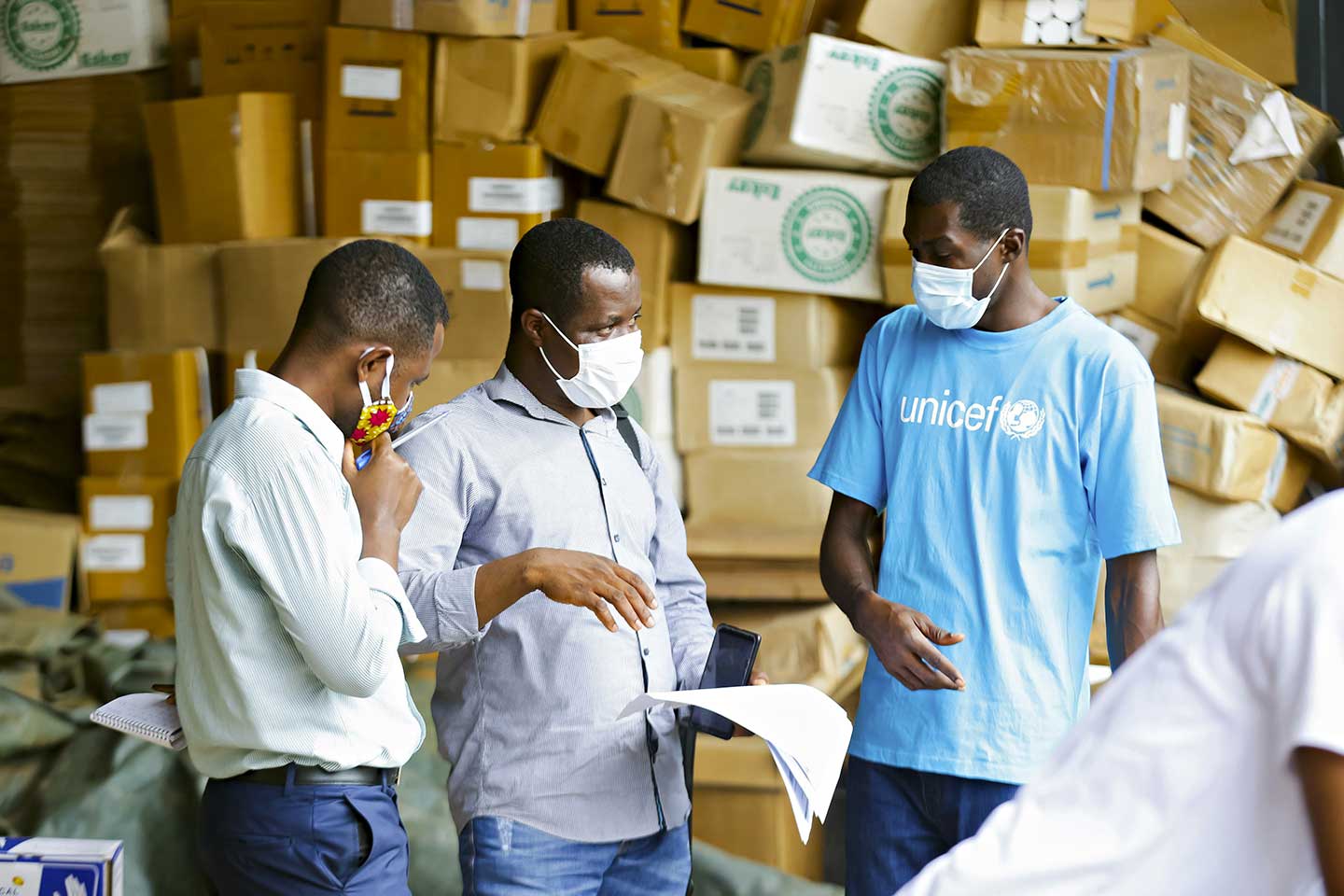 Le responsable des approvisionnements et des achats de l'UNICEF, Pharoah Semanyhia, travaille avec ses partenaires pour s'assurer que les fournitures pour le premier tour de la campagne de vaccination contre la polio dans la région de la Volta ont été distribuées le 9 septembre 2020. ©UNICEF/MILLS