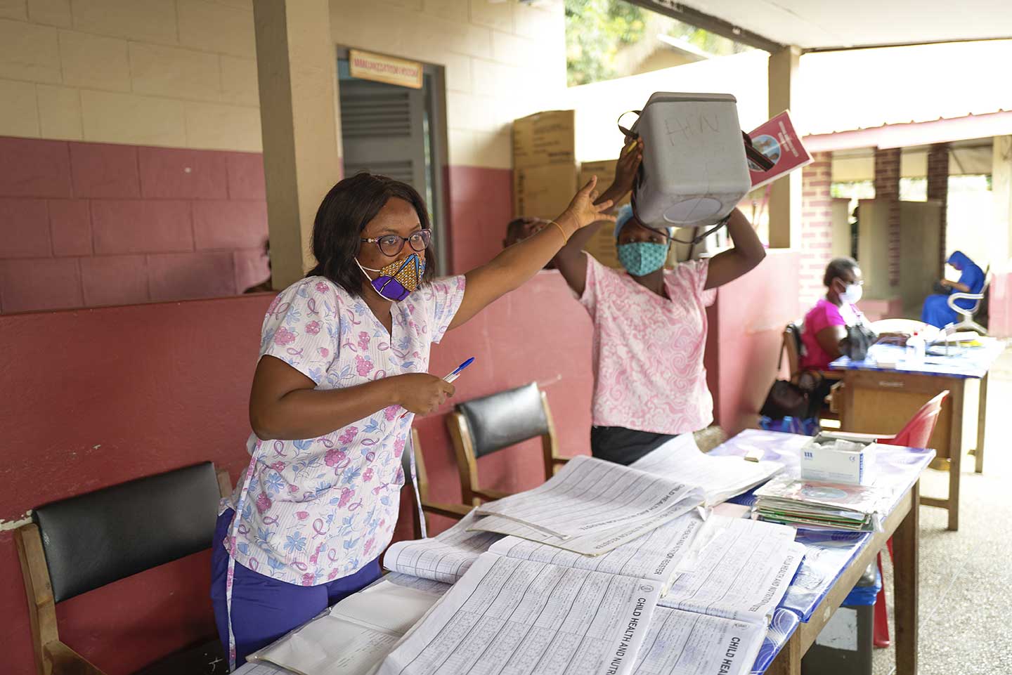 Priscilla Baffoe, the Principal Community Health Nurse at the Maternal and Child Health Hospital in Kumasi, Ashanti Region, speaking to mothers about the upcoming house-to-house visits for the polio vaccination campaign on 8 September 2020. ©UNICEF/ACQUAH
