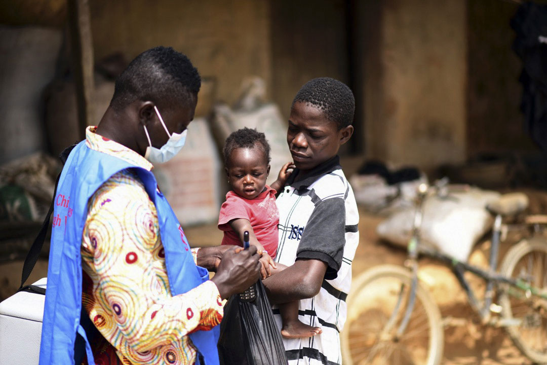 Un bénévole marque le doigt d'un enfant qui a été vacciné contre le poliovirus à Assin Fosu, dans la région centrale, le 10 octobre 2020. ©UNICEF/BUTA